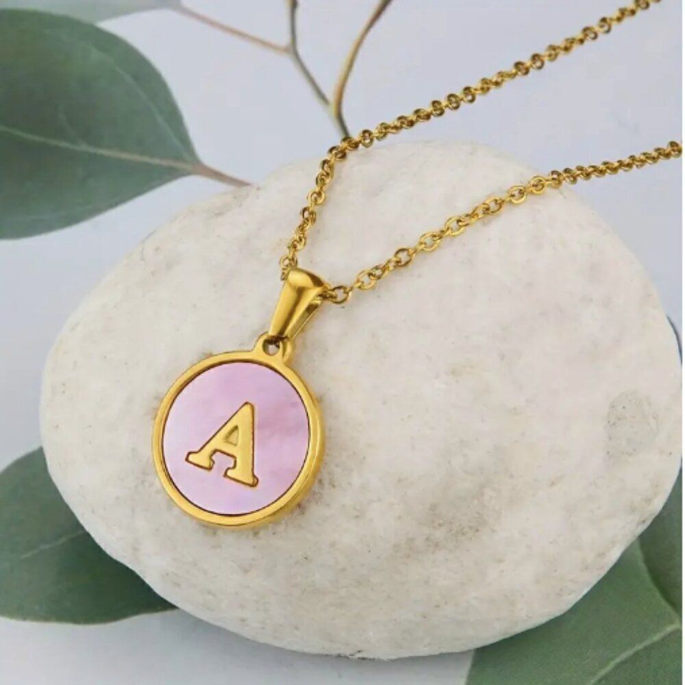🔅🆕🔅18K Gold Plated Stainless Steel Pink Shell Decor Initial Necklace✨ - Picture 3 of 16